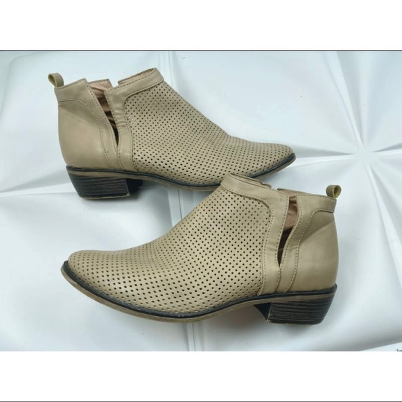 Restricted Women Sz 8.5 Taupe Perforated Bootie Ankle Boot Faux Leather Cut Out - Picture 11 of 14
